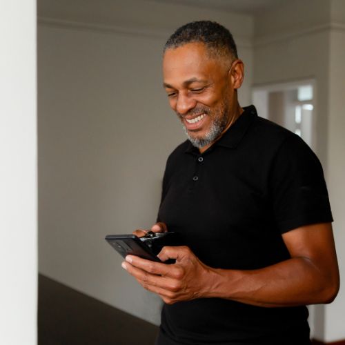 Klant bedient een app via zijn telefoon voor het bedienen van de thuisbatterij