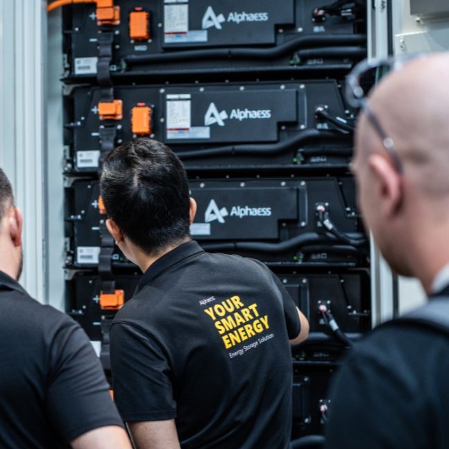 Monteurs aan het controleren of alles goed werkt