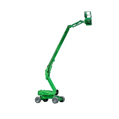Een groene JLG ATEX E600JP telescopische hoogwerker staat opgesteld op een witte achtergrond. De hoogwerker heeft een telescopische mast met een platform aan de uiteinde. Het platform is bereikbaar via een trap. De hoogwerker is uitgerust met stabilisatoren die zijn uitgestoken om de stabiliteit te vergroten. De hoogwerker staat op een vlakke ondergrond. Op de hoogwerker staat het logo van JLG.