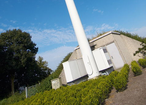 Paal met struiken ervoor