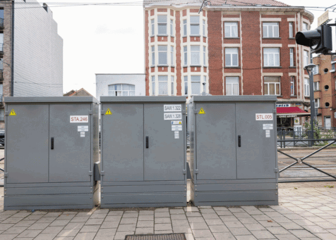 3 grijze verkeersregelkasten