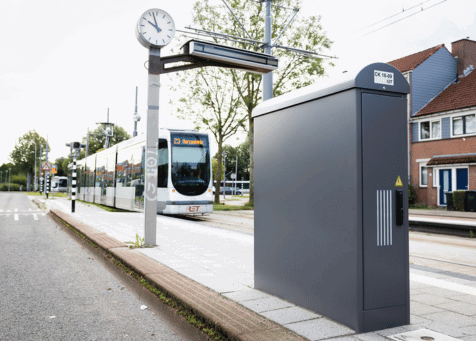 Besturingskast met tram op de achtergrond