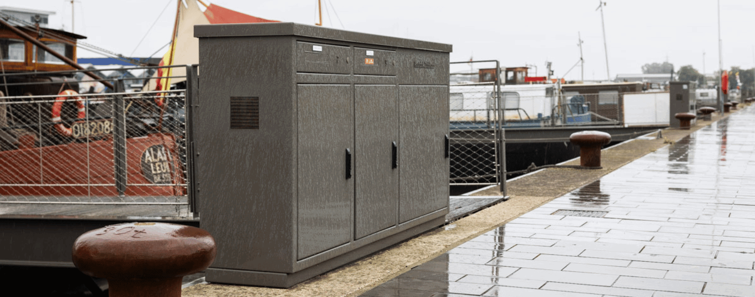 Grijze RVS behuizing in een haven