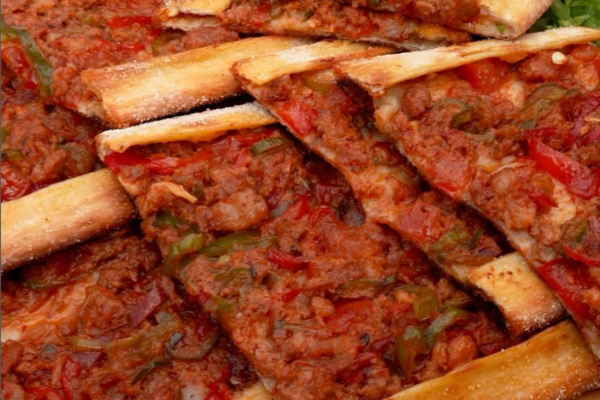 Door gerechten zoals Lahmacun, Peynirli pide, Etli ekmek en Tavuklu pide toe te voegen, ontstaat een tafel vol variatie
