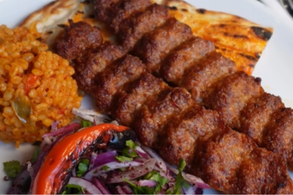 Pittige lamsgehaktspies van de grill met karakteristieke kruiden en volle smaak.

