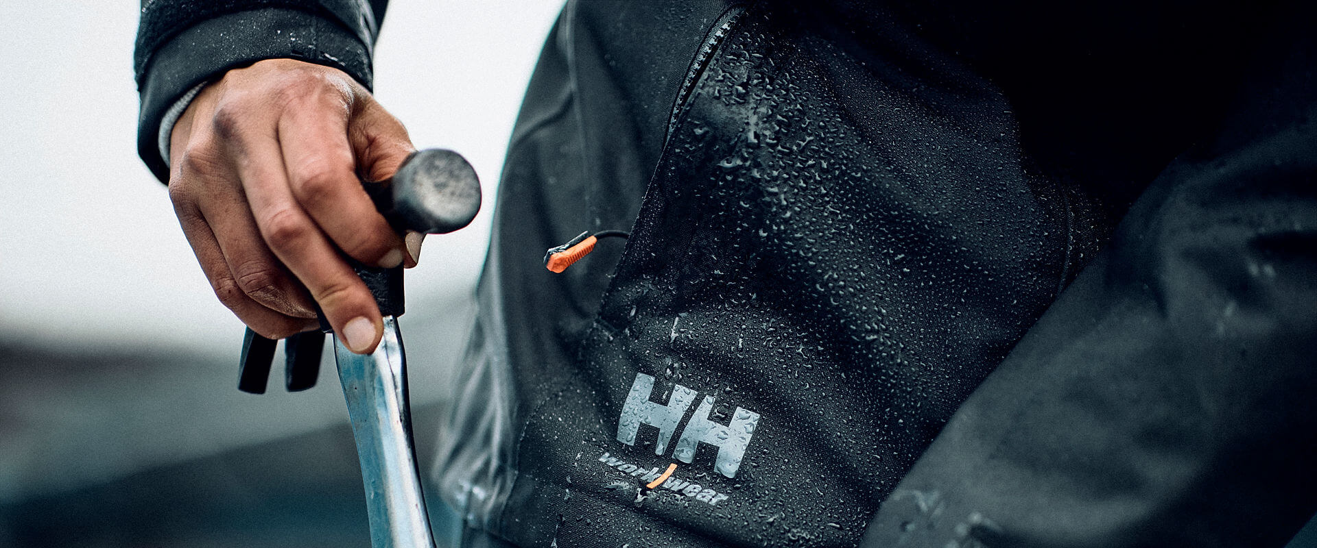 Personaliseer je Helly Hansen Workwear bij Outfit. Innovatieve, duurzame en comfortabele werkkleding voor professionals die topprestaties eisen.