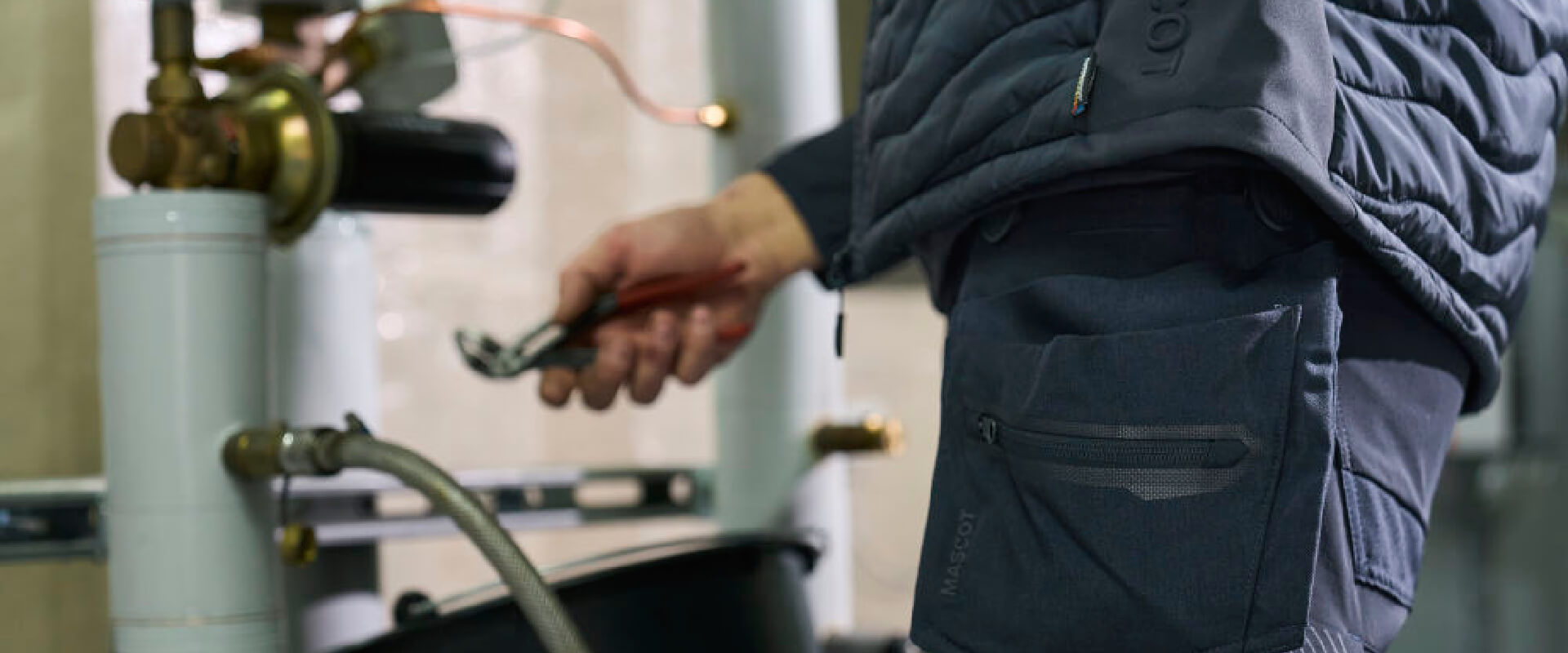 Personaliseer je Mascot werkkleding bij Outfit. Slijtvaste, comfortabele werkkleding van topkwaliteit. Verschillende collecties voor uiteenlopende werkomstandigheden.