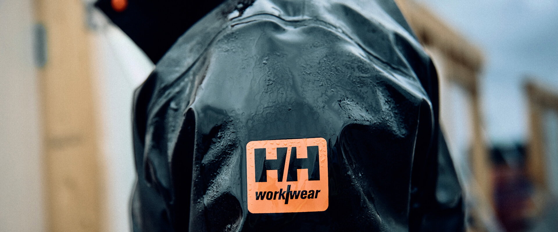 Helly Hansen header blog waterdicht en waterafstotend Waterdichte werkjas Helly Hansen Workwear - Outfit company wear blog verschil waterdicht en waterafstotend