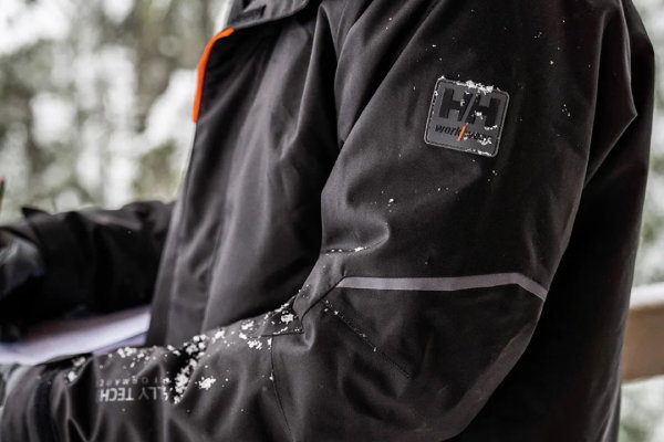 Waterdichte werkjas Kensington Helly Hansen Workwear - Outfit company wear blog verschil waterdicht en waterafstotend
