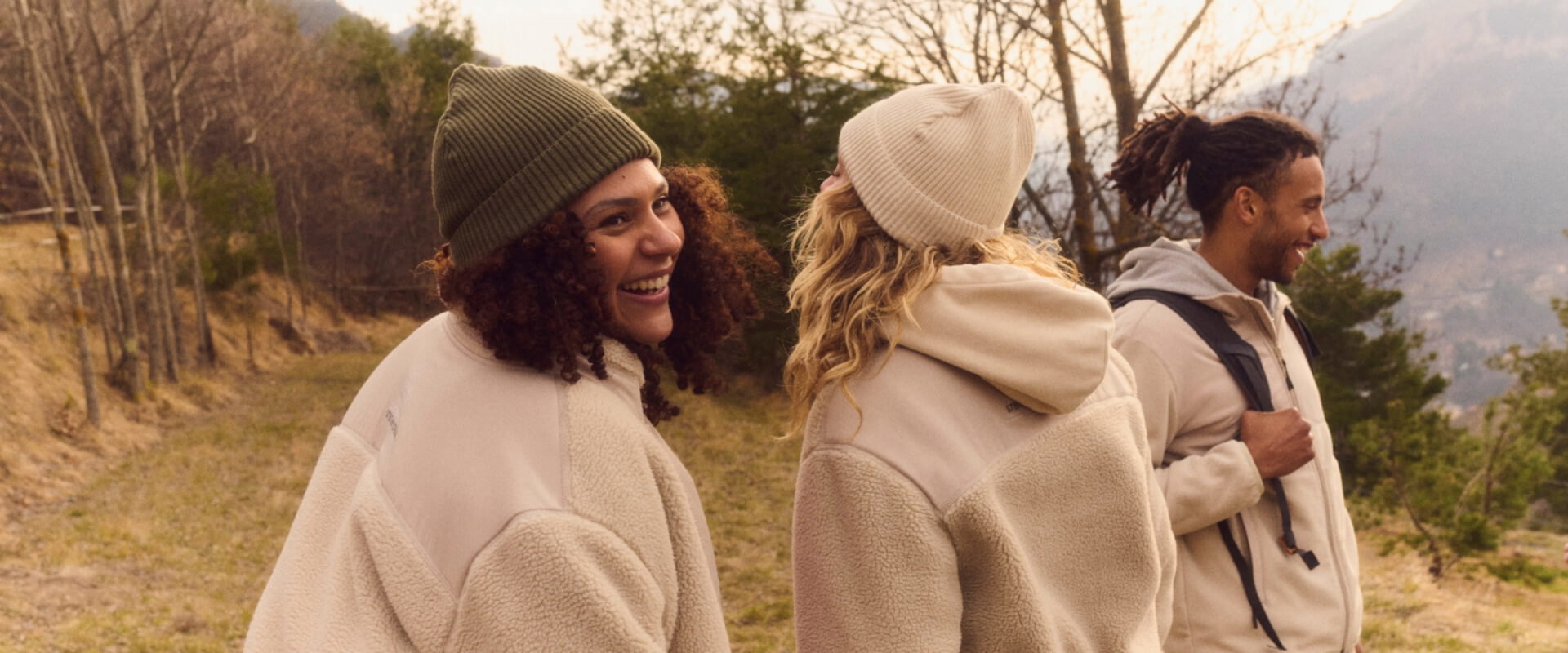 5 bedrijfskledingtrends voor 2025 – Outfit company wear Drie personen met kleding van teddystof - Outfit company wear blog bedrijfskleding trends 2025