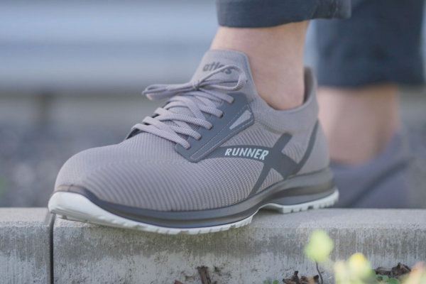 ATLAS werkschoen – Bedrijfskleding trends 2025 – Trend 3: Werkschoenen zijn hip ATLAS werkschoen in sneakerlook - Outfit company wear blog bedrijfskleding trends 2025 - Trend 3: Werkschoenen zijn hip