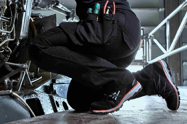 Helly Hansen – Bedrijfskleding trends 2025 – Trend 4_ Perfecte pasvorm van bedrijfskleding en werkkleding Dame aan het werk in Helly Hansen Workwear - Outfit company wear blog bedrijfskleding trends 2025 - Trend 4: Perfecte pasvorm van bedrijfskleding en werkkleding