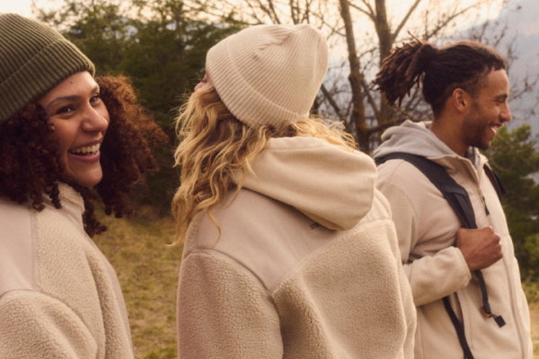 Drie personen met kleding van teddystof. Outfit company wear blog bedrijfskleding trends 2025 - Trend 1: Fashion meets workwear