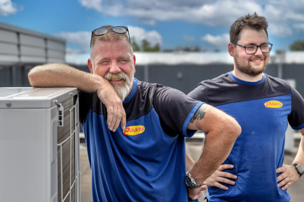 Medewerkers van Paans aan het werk in de bedrijfskleding gemaakt door Outfit company wear