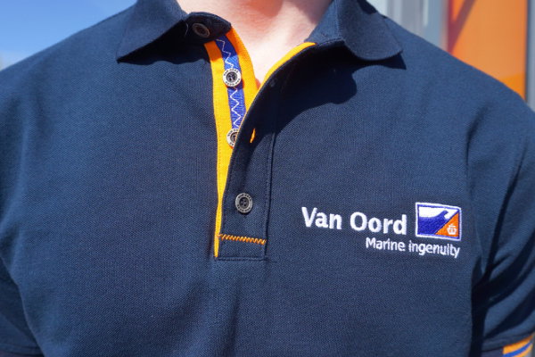 Full custom made-polo Van Oord met op maat gemaakte knopen en borduring op de borst door Outfit company wear