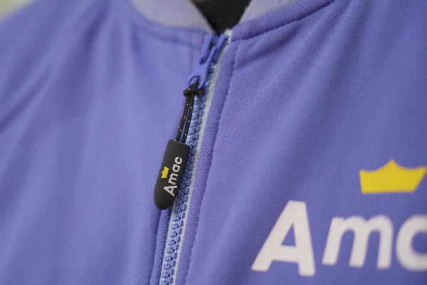 Op maat gemaakte Amac-zippuller en Amac-logo bedrukt op full custom made jasje ontworpen door Outfit company wear