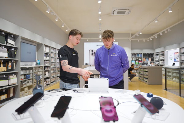 Medewerkers van Amac aan het werk in Amac-bedrijfskleding ontworpen door Outfit company wear