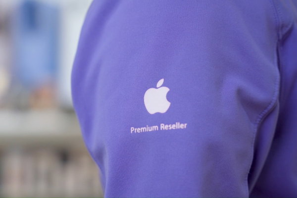 Apple-logo op full custom made-bedrijfskleding van Apple reseller Amac ontworpen door Outfit company wear