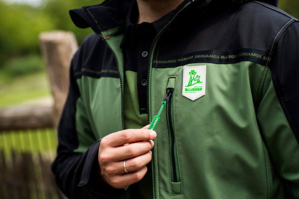 Full custom made-bedrijfskleding Diergaarde Blijdorp met speciaal gemaakte zippuller en logo op badge