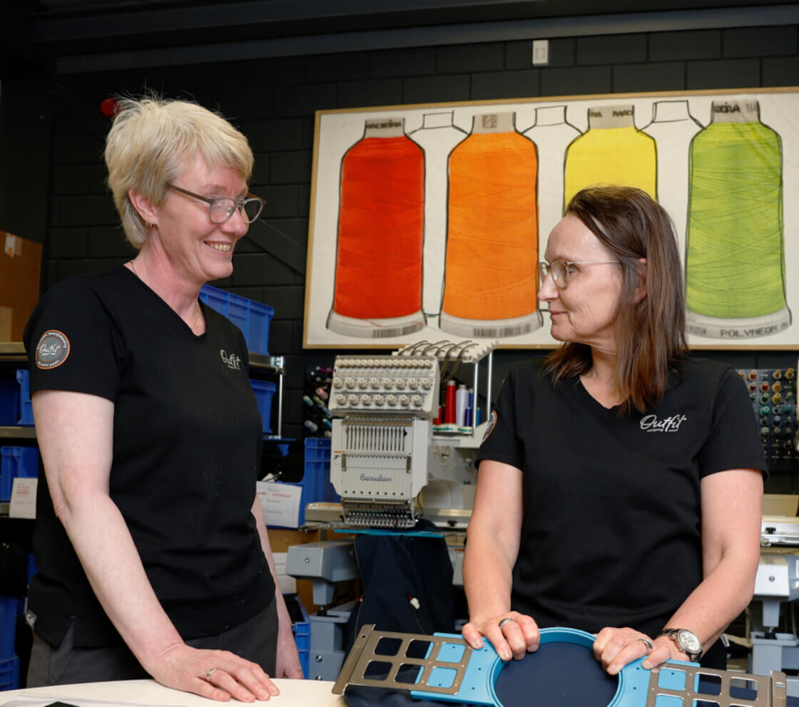 Headerfoto vacaturepagina Medewerkers van Outfit company wear aan het werk in het atelier in Gorinchem