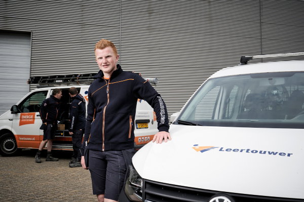 Leertouwer 600×400 Medewerker van Leertouwer Installatietechniek bij de Leertouwer-bedrijfsbus in full custom made-kleding ontworpen door Outfit company wear