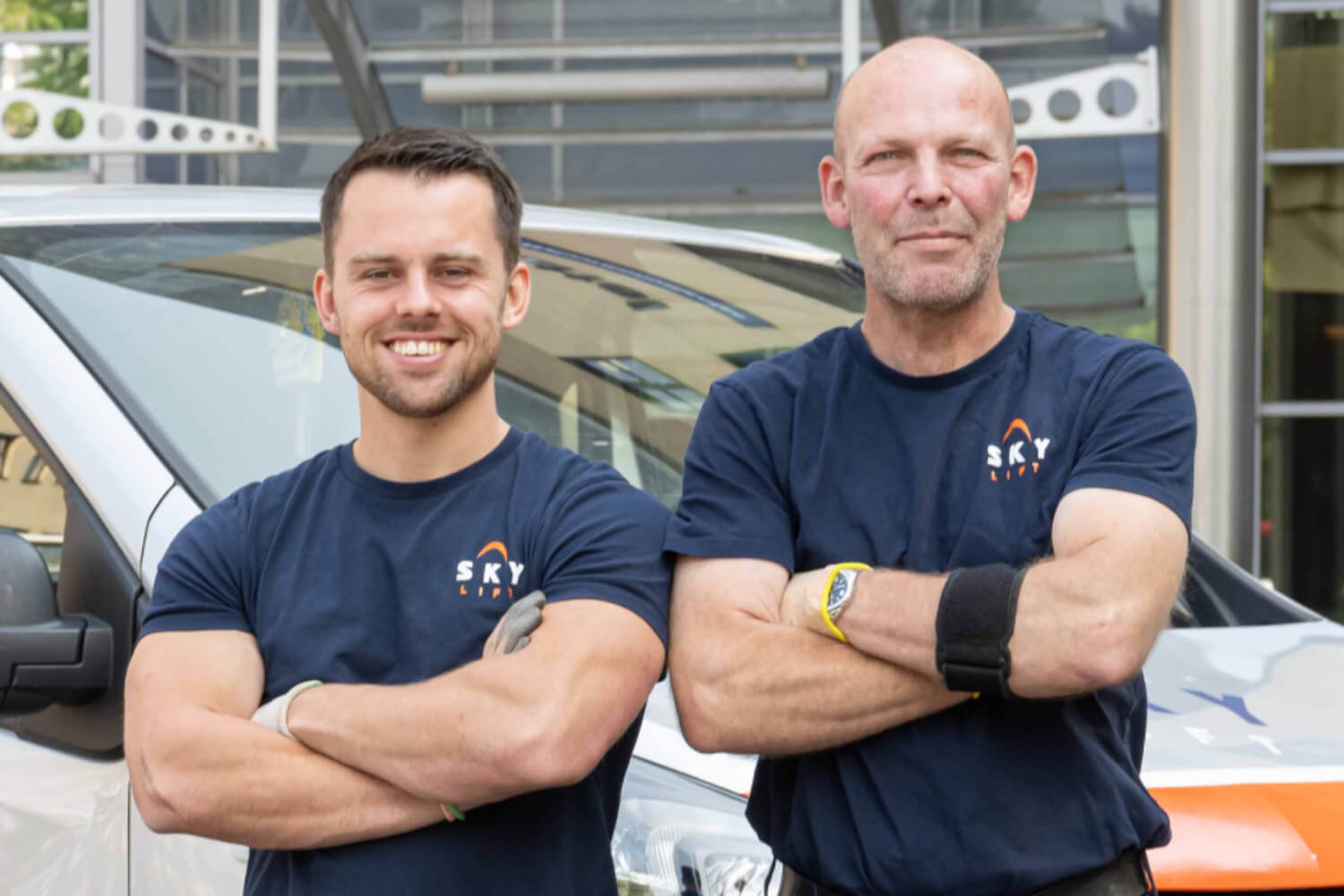 SkyLift casefoto Twee medewerkers van SkyLift in bedrijfskleding bedrukt door Outfit company wear