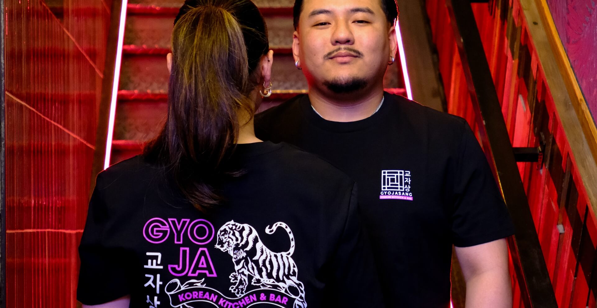 Branche horeca gyojasang 1920×992 Medewerkers van Guojasang met zelf ontworpen bedrijfskleding in de eigen horecaformule bedrukt door Outfit company wear