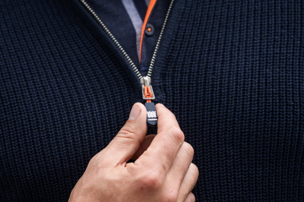 Zippuller aan schipperstrui Damen Shipyards ontworpen en gemaakt door Outfit company wear