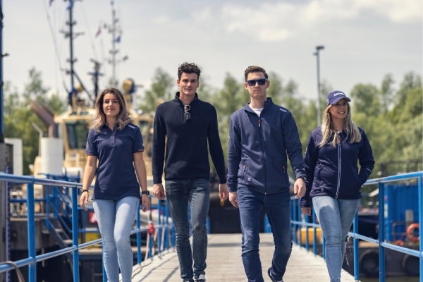 Medewerkers van Damen Shipyards in Damen-bedrijfskleding speciaal ontworpen door Outfit company wear