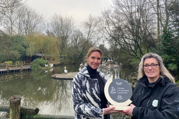 Medewerker van Outfit reikt Outfit Duurzaamheidsaward 2023 uit aan Diergaarde Blijdorp