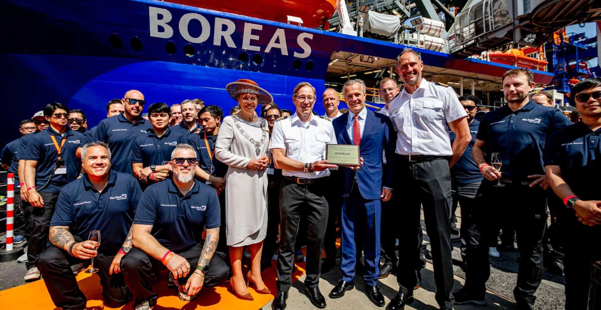 Van Oord Boreas 1920×992 Medewerkers van Van Oord en wethouder Carola Schouten tijdens de feestelijke doop van de Boreas in polo's gemaakt door Outfit company wear
