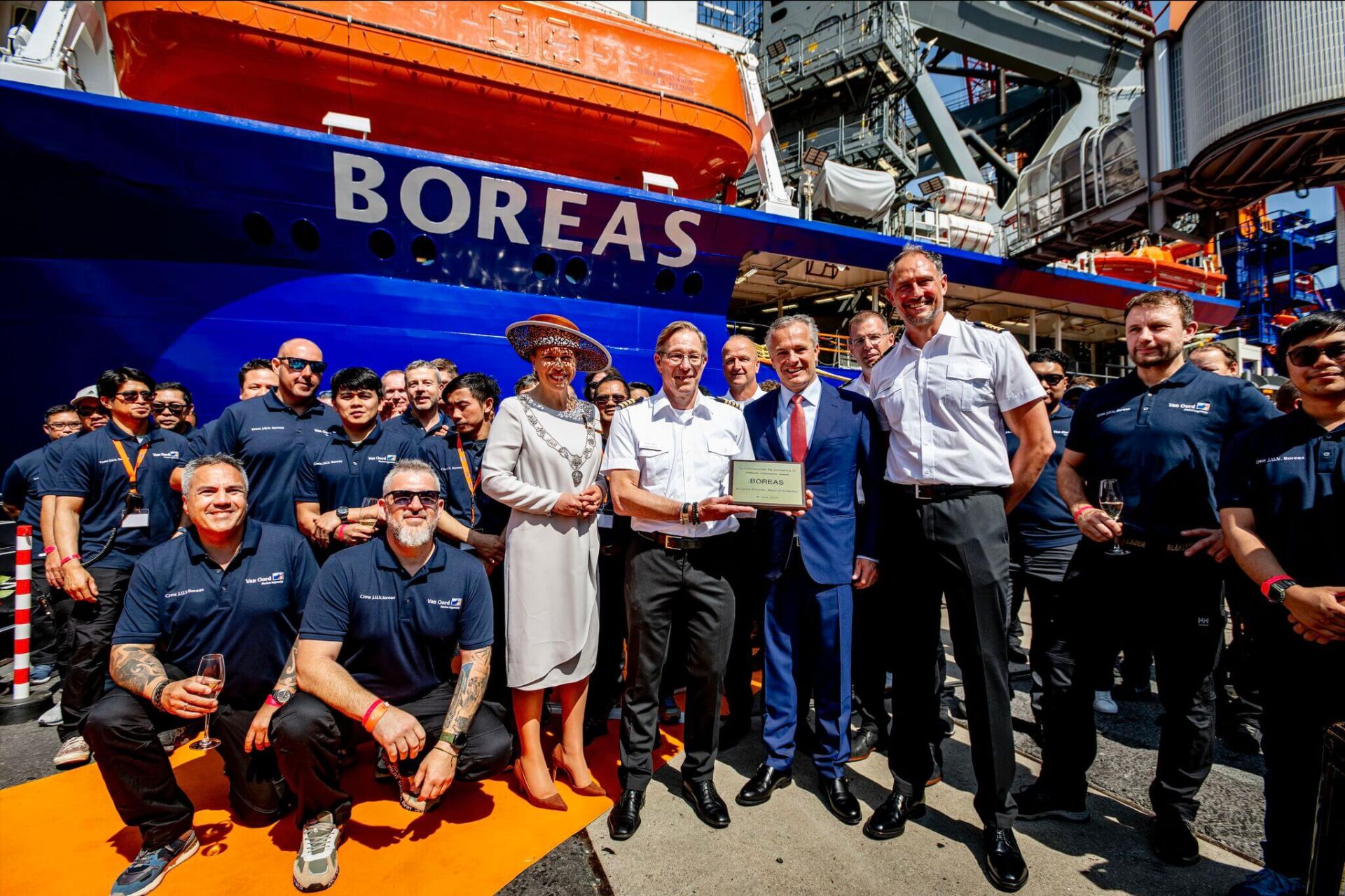 Medewerkers van Van Oord en wethouder Carola Schouten tijdens de feestelijke doop van de Boreas in polo's gemaakt door Outfit company wear