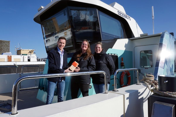 Medewerker van Outfit reikt Outfit Duurzaamheidsaward 2024 uit aan Waterbus