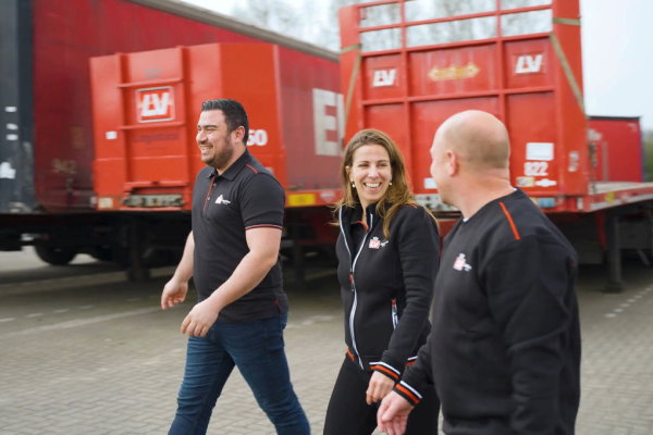 LV Logistics Medewerkers van LV Logistics op het wagenpark met bedrijfskleding van Outfit company wear