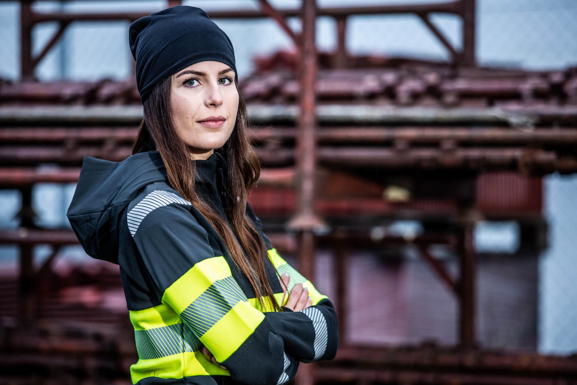 Projob signalisatiejas 6122 SIGNALISATIEHOODIE EN ISO 20471 KLASSE 1 Vrouw draagt signalisatiehoodie van Projob op de werkvloer. Stijlvol maar met precies de juiste kwaliteiten om te voldoen aan de ISO 20471-normering