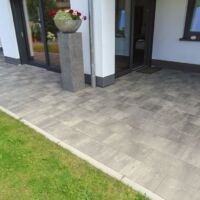 32051 Terras rondom huis met grjize tegel