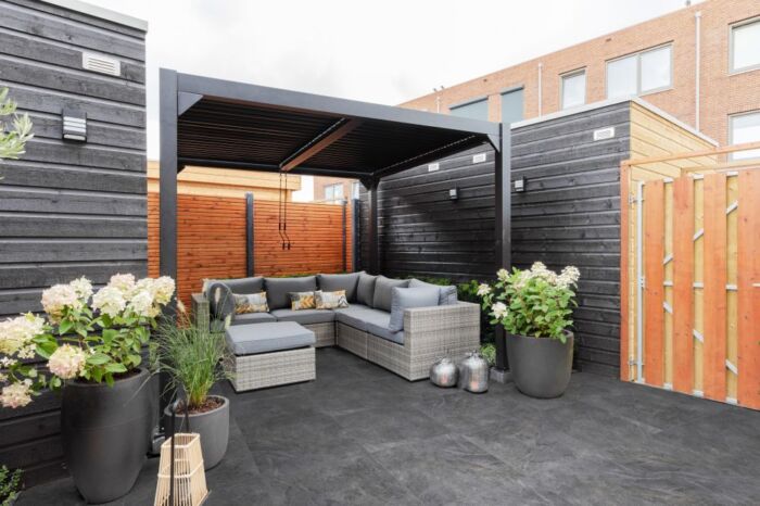 Terras in achtertuin met antraciet tegels