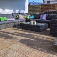 Een terras met wildverband bestrating