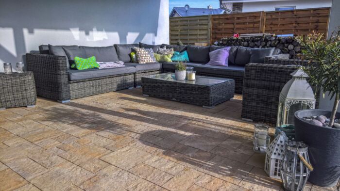 Een terras met wildverband bestrating