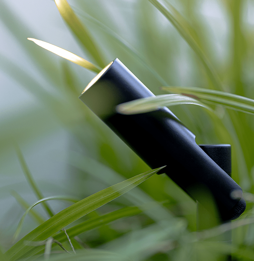 50604 tuinspot zwart tussen de planten