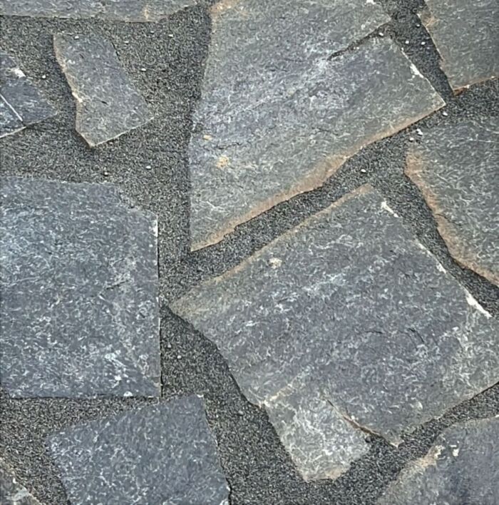 grijze flagstones met donkergrijze voeg
