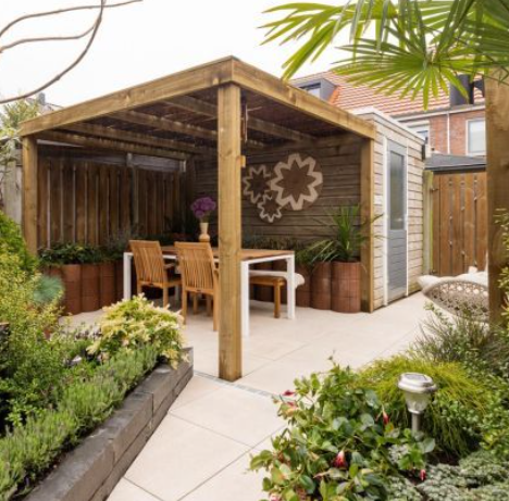 Sfeervolle overkapping met beige tegels