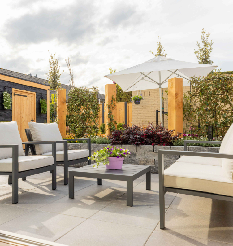 Terras met grijze tegels en tuinset