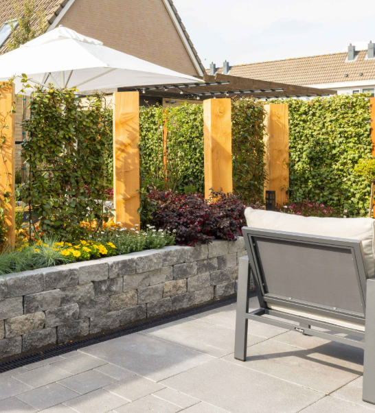 Terras met plantenbak