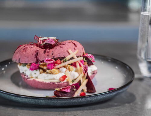 Recept:  Bagel purple met gesmolten geitenkaas, frisse garnituren en walnoot.