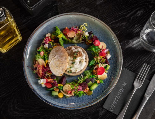 Recept: Midi broodje Pain De Mer gevuld met geitenkaas, omringd door een frisse salade.